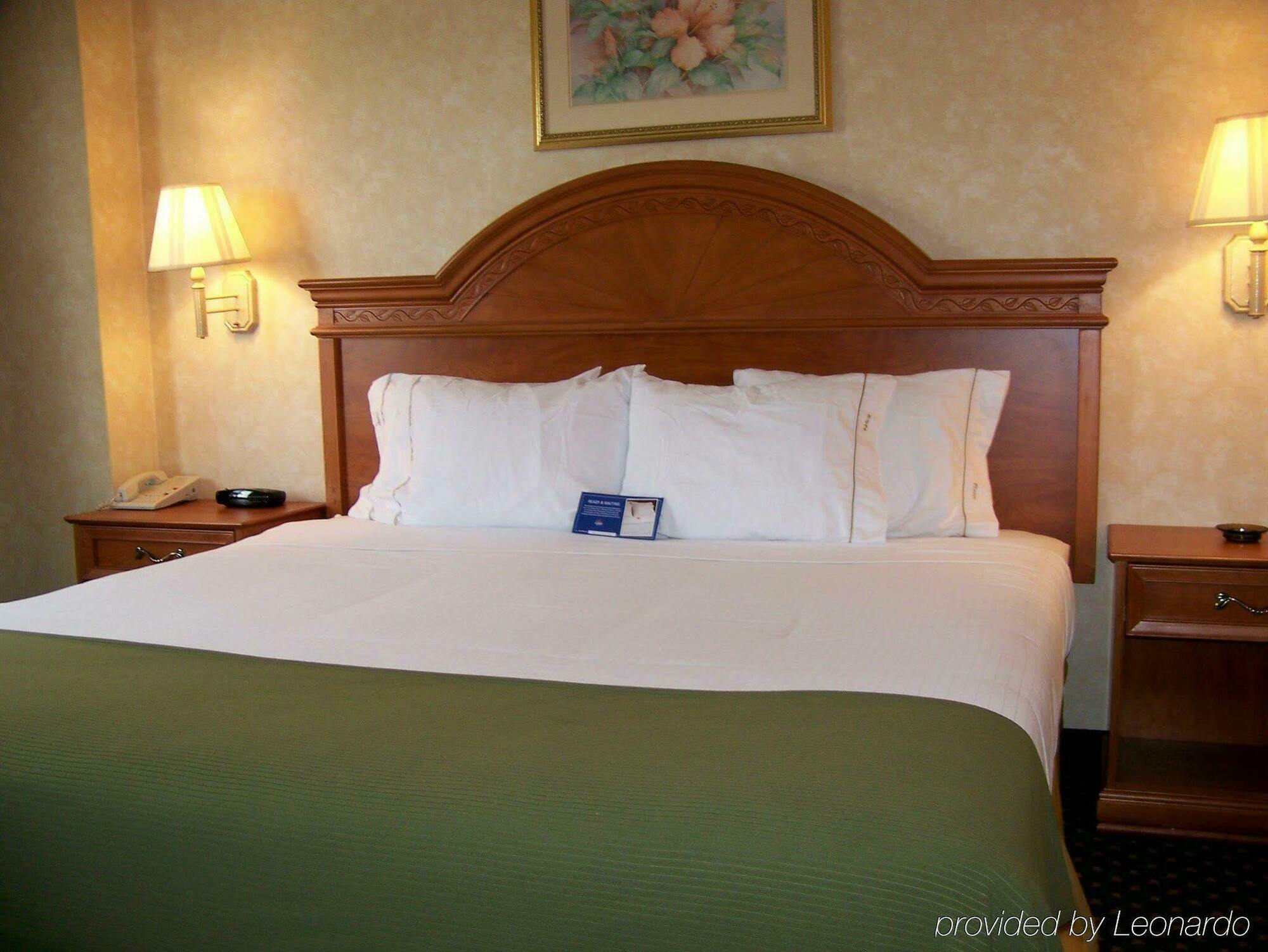 Holiday Inn Express Hotel & Suites Charlotte By Ihg Exterior foto
